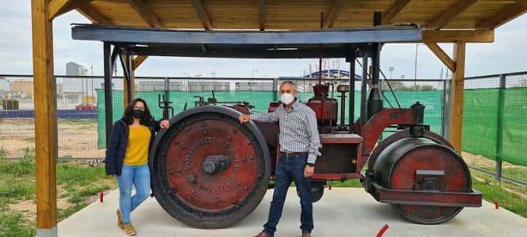 Exterior del complejo con una máquina histórica de vapor bajo un cobertizo