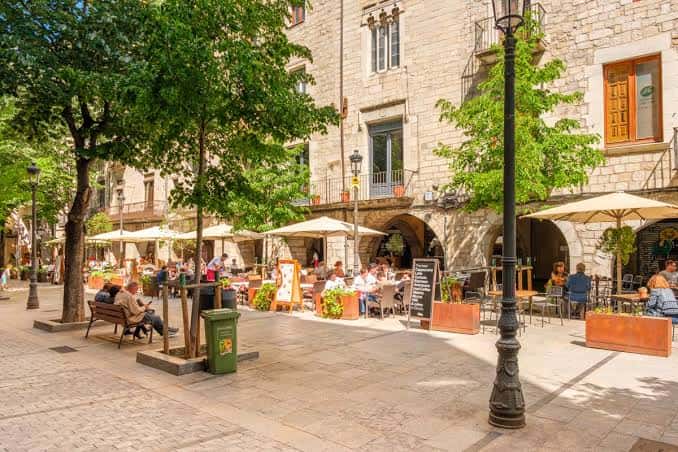 Vista de la Rambla de la Llibertat con terrazas al aire libre y edificios históricos