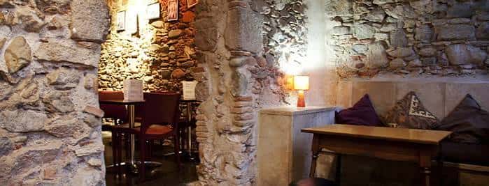 Sala acogedora con muros de piedra y zona de estar con sofás
