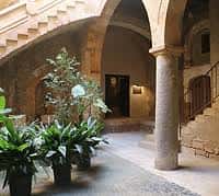 Patio interior con columnas, escalera y plantas decorativas