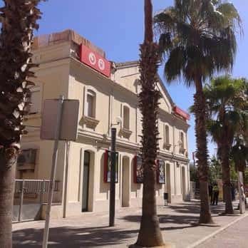 Fachada principal de la estación de tren en Castelldefels