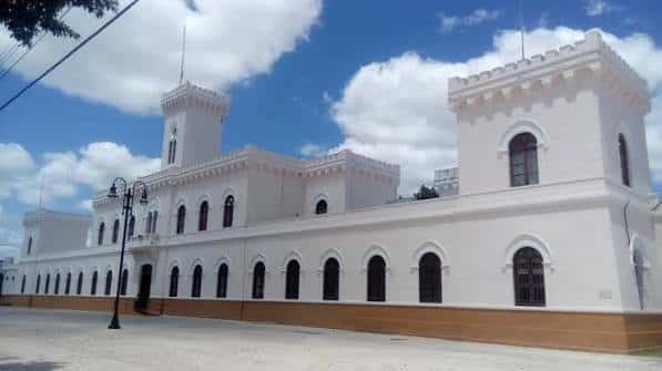 Vista exterior de la Ex Penitenciaría Juárez con su arquitectura blanca y torres