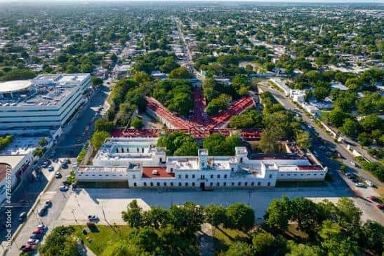 Vista aérea del complejo de la Ex Penitenciaría Juárez rodeado de árboles y calles