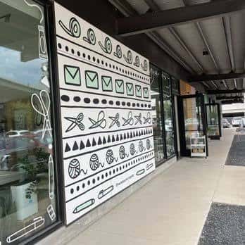 Fachada exterior con decoración artística de la tienda