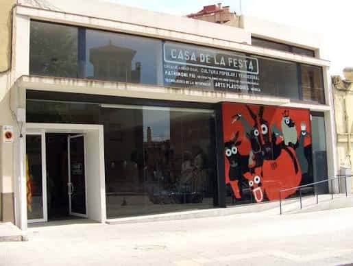 Vista frontal del edificio de la Casa de la Festa en Tarragona