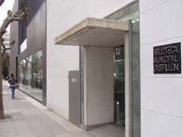 Fachada exterior de la Biblioteca Municipal Castrillón con entrada moderna