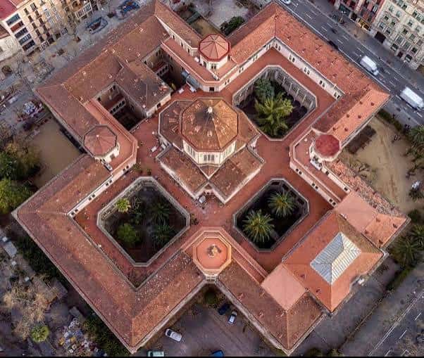 Vista aérea de la planta del edificio con patios centrales