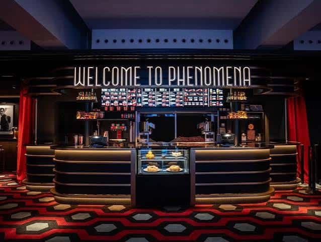 Mostrador de taquilla y bar con iluminación neón estilo art deco