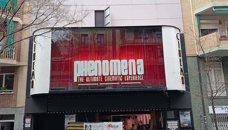 Fachada exterior del cine Phenomena con letrero luminoso