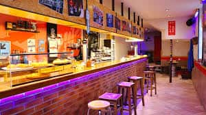 Interior del bar Txapelarri Taberna con barra de ladrillo y ambiente moderno