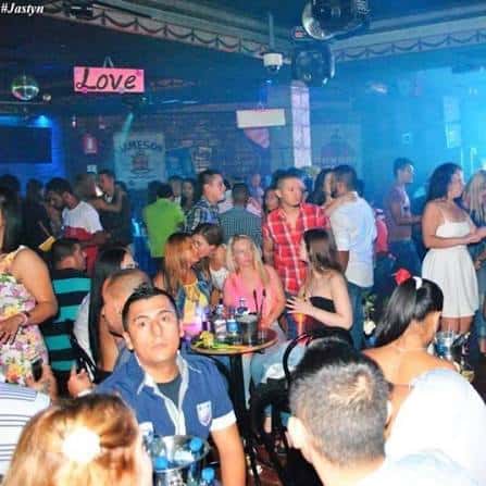 Discoteca La Suegra en Madrid durante una noche con gente bailando