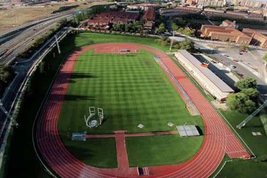Vista aérea de la pista de atletismo en el Estadio Fuente de la Niña