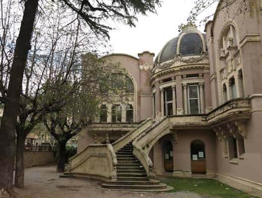 Vista exterior del Casino de Manresa con escalera monumental y cúpula decorativa
