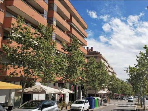 Vista de la calle Carrer Abat Oliba con edificios residenciales y árboles