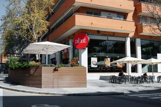 Fachada del restaurante Abat en Carrer Abat Oliba con terraza al aire libre