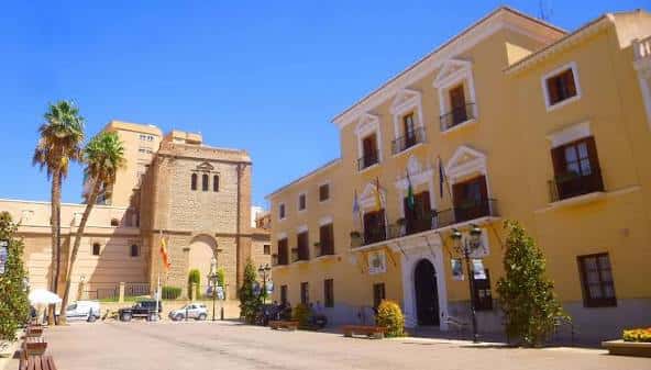 Vista diurna de la Plaza de España en Motril con edificios históricos y palmeras