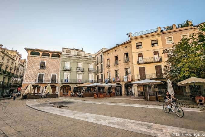 Plaza principal de Igualada con edificios históricos y terrazas al aire libre