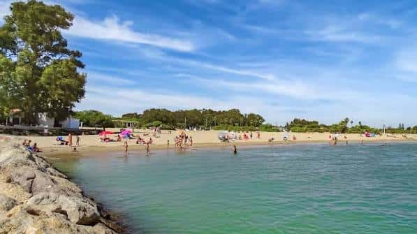 Vista panorámica de la Playa de la Puntilla con bañistas y aguas cristalinas