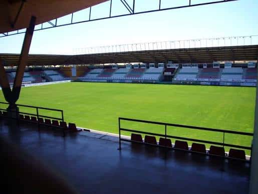 Vista interior del Estadio Ruta de la Plata con gradas vacías y campo de césped verde