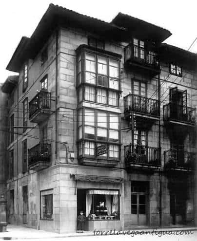 Fachada del edificio histórico que albergó la Cámara de Comercio e Industria de Torrelavega
