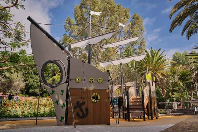 Área de juegos infantil con estructura de barco pirata