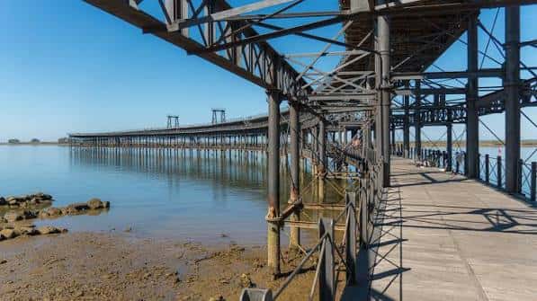 Vista panorámica del Muelle de Riotinto con su estructura metálica y pasarela de madera
