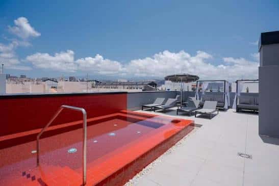 Piscina en la azotea del hotel con vistas a la ciudad
