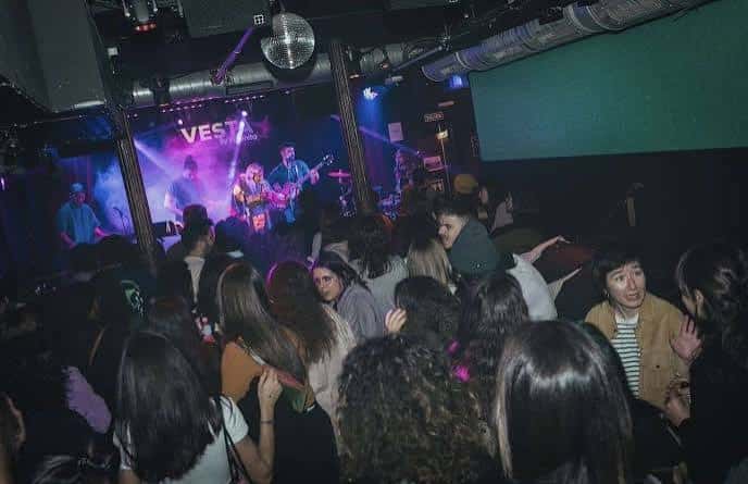 Concierto en vivo en Sala Vesta con público disfrutando del espectáculo