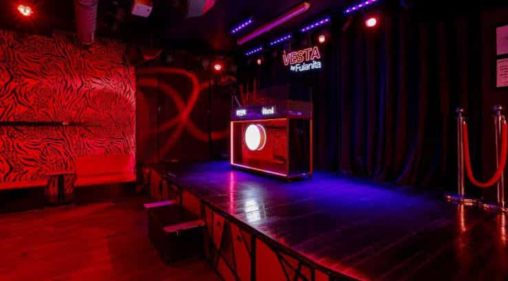 Escenario principal de Sala Vesta con iluminación LED y cortinas oscuras