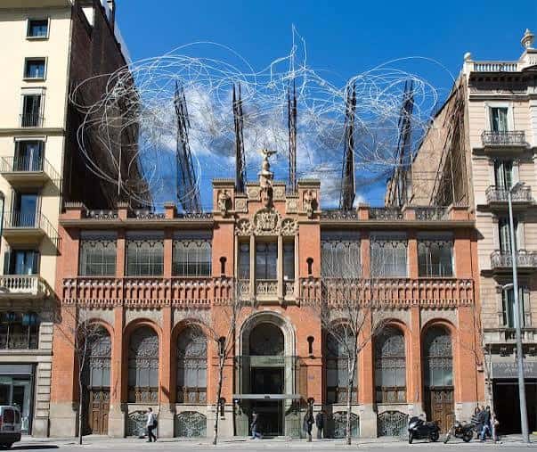 Fachada principal de la Fundación Antoni Tàpies con la escultura 'L'Àguila' en el cielo