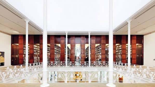 Interior del museo mostrando la biblioteca y las columnas blancas