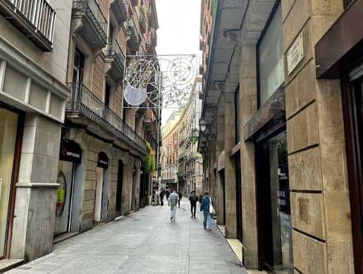 Vista de la calle Carrer de la Canuda con decoración festiva colgante