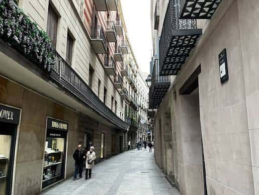 Fachada del edificio en Carrer de la Canuda 39 con balcones tradicionales