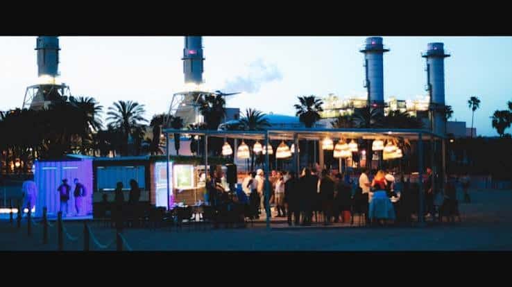 Vista nocturna del Sunseabar Beach Club con ambiente festivo y luces cálidas