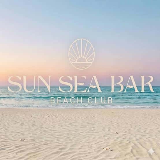 Escena de atardecer en la playa frente al Sun Sea Bar Beach Club