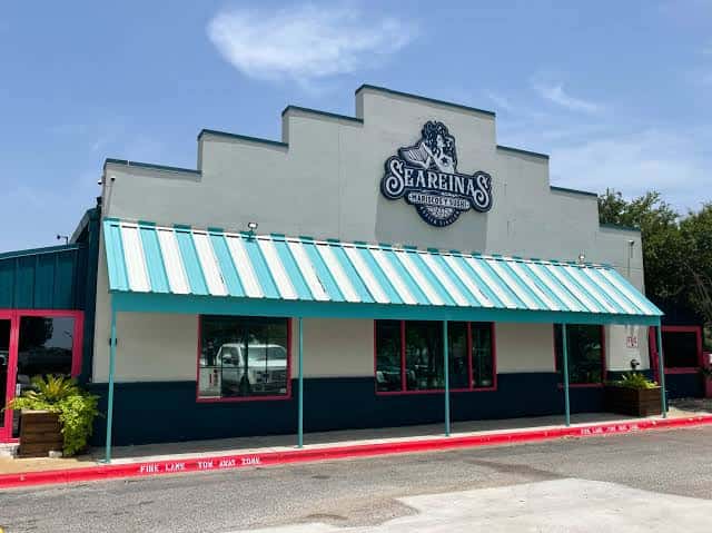 Fachada exterior del restaurante Seareinas con su distintivo letrero y toldo a rayas