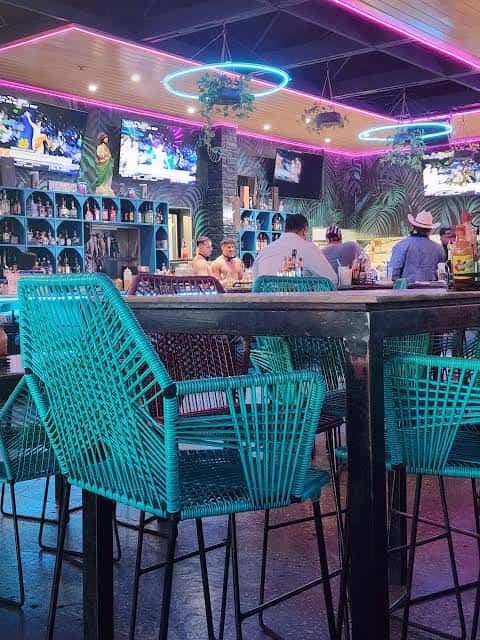 Interior del bar de Seareinas con decoración tropical y ambiente festivo