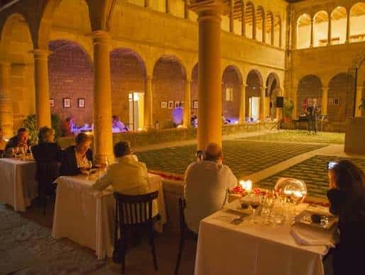 Evento gastronómico en el claustro de l'Escola Pia