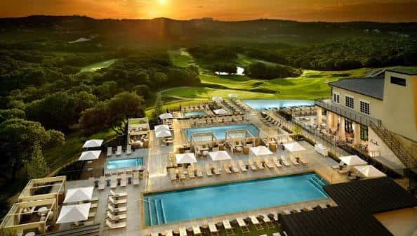 Vista aérea de la piscina y el campo de golf al atardecer