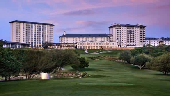 Fachada principal del resort con vistas al campo de golf