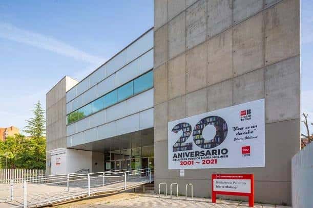 Fachada exterior de la Biblioteca Pública María Moliner con cartel del 20 aniversario