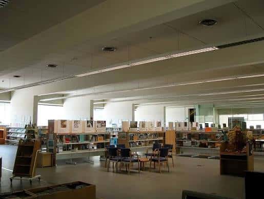 Sala de lectura principal con estanterías y mesas de estudio