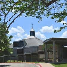 Vista exterior de la iglesia Oak Hill United Methodist Church con cúpula y árboles