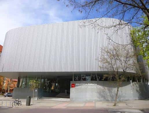 Vista exterior de la Biblioteca Pública Luis Martín-Santos con su fachada metálica ondulada