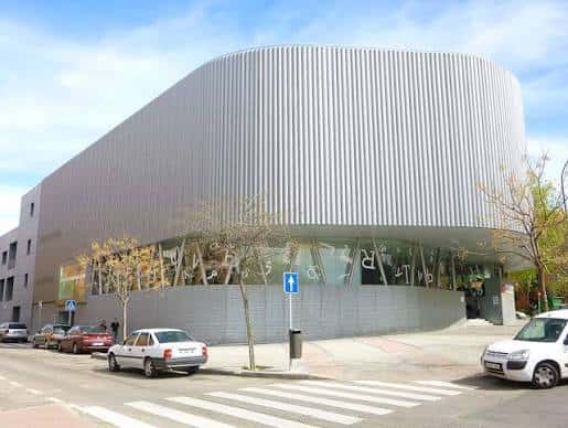 Fachada principal de la biblioteca desde la calle, mostrando el diseño arquitectónico moderno