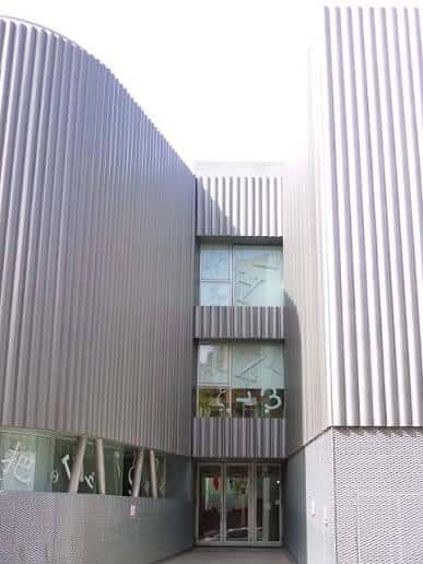 Detalle arquitectónico de la entrada lateral y ventanales decorados de la biblioteca