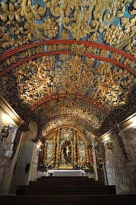 Vista panorámica del interior de la Cueva con el altar y techo decorado