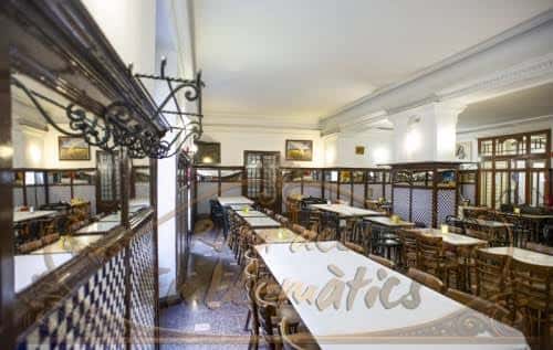 Interior del bar con mesas dispuestas para eventos y decoración tradicional