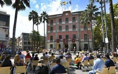 Vista general de la Plaça Catalunya con el Ayuntamiento al fondo y palmeras