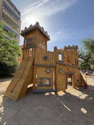 Parque infantil renovado en la Plaça Catalunya